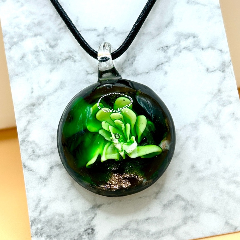 Glass pendant green flower